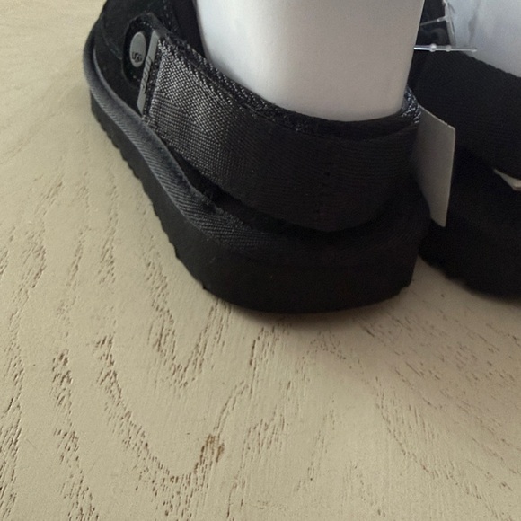 UGG Black Goldenstar clogs size 5 Youth/ 6-6.5 women’s /37 EU hot trend $130 - Picture 10 of 14
